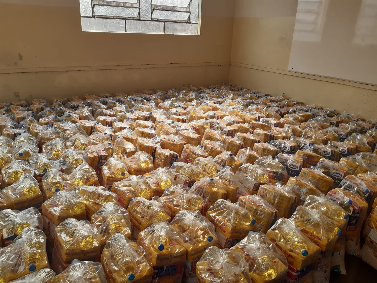 Alunos das escolas municipais recebem Kit Alimentação em Indianópolis