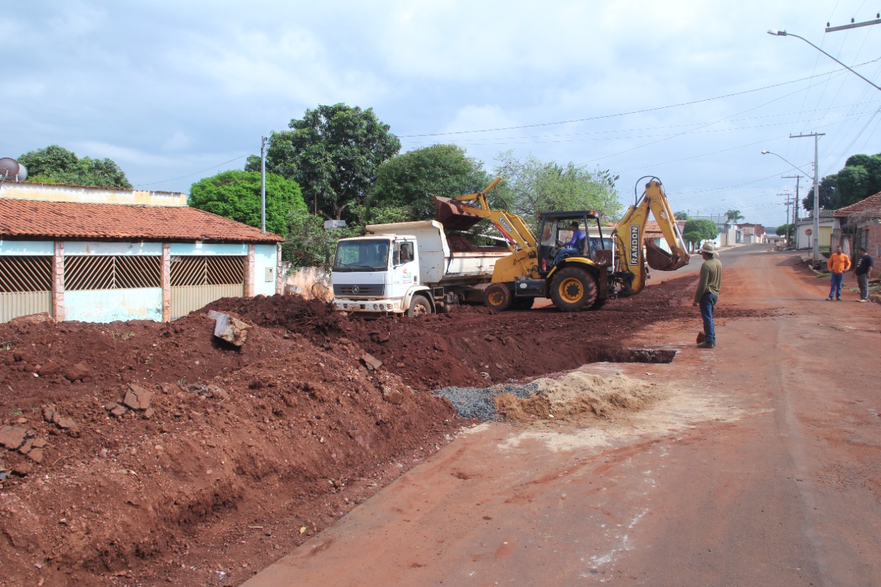 Prefeitura prossegue com obra na Praça Ana Alves Rangel