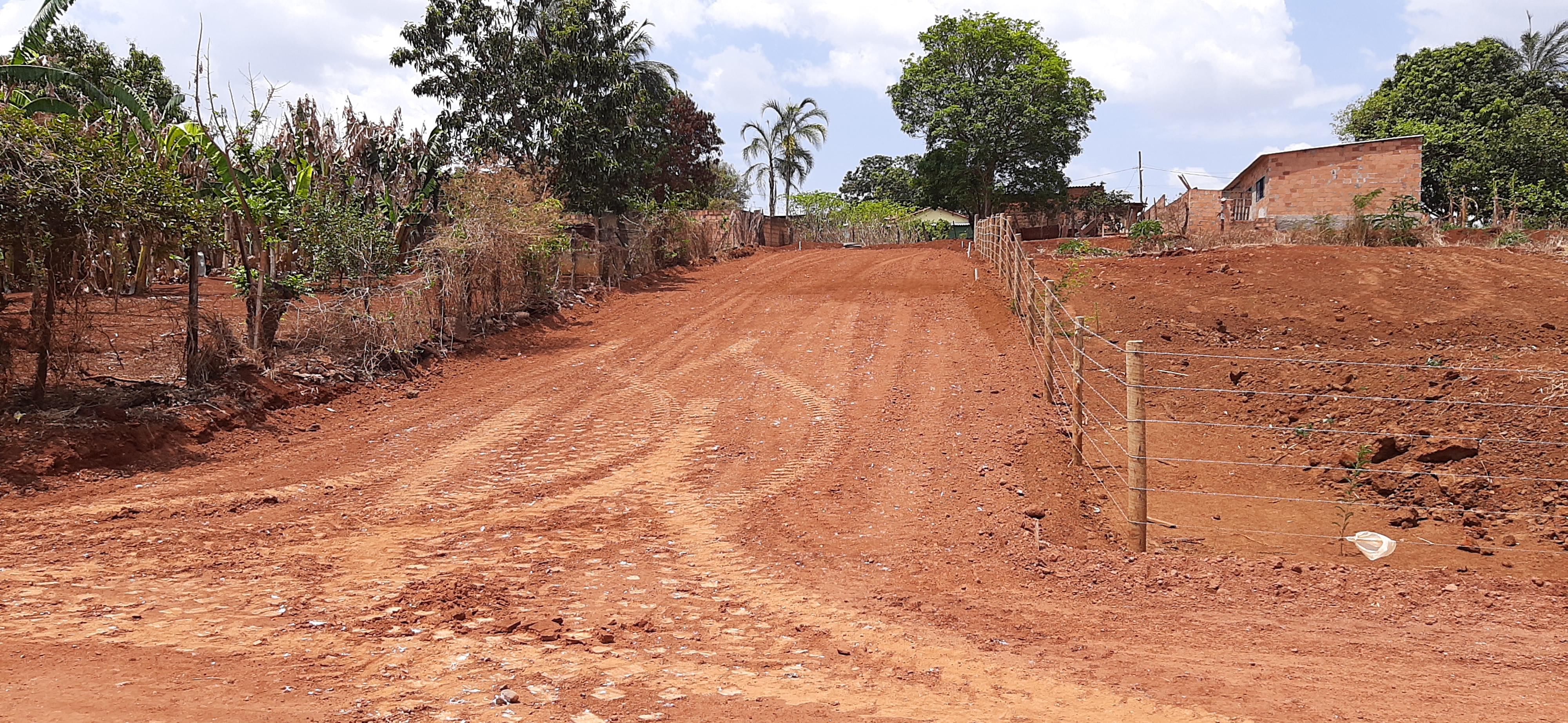 Prefeitura leva asfalto a alguns pontos de ruas de Indianópolis