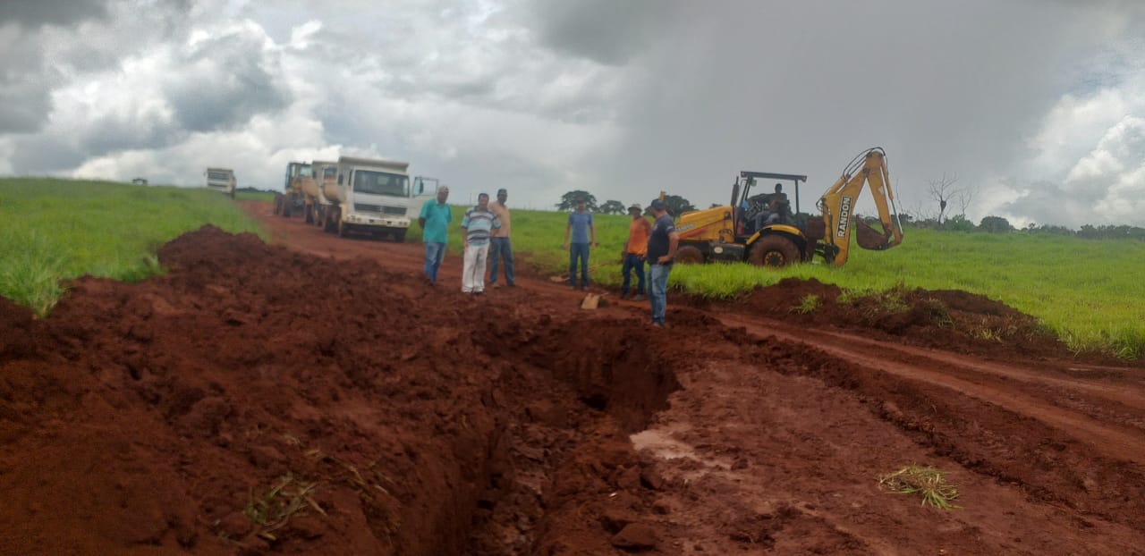 Prefeitura realiza serviço de Drenagem Pluvial no setor rural