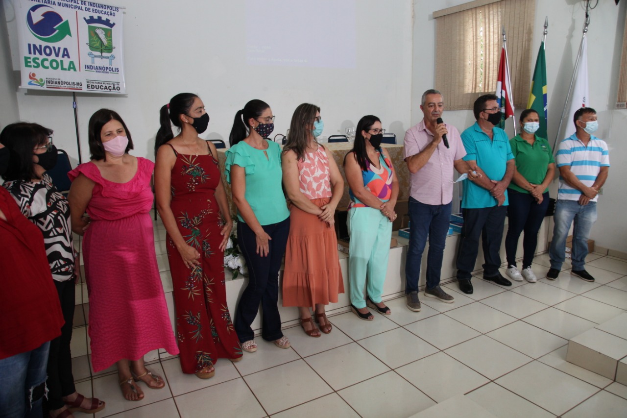 Professores e alunos recebem equipamentos digitais para trabalho