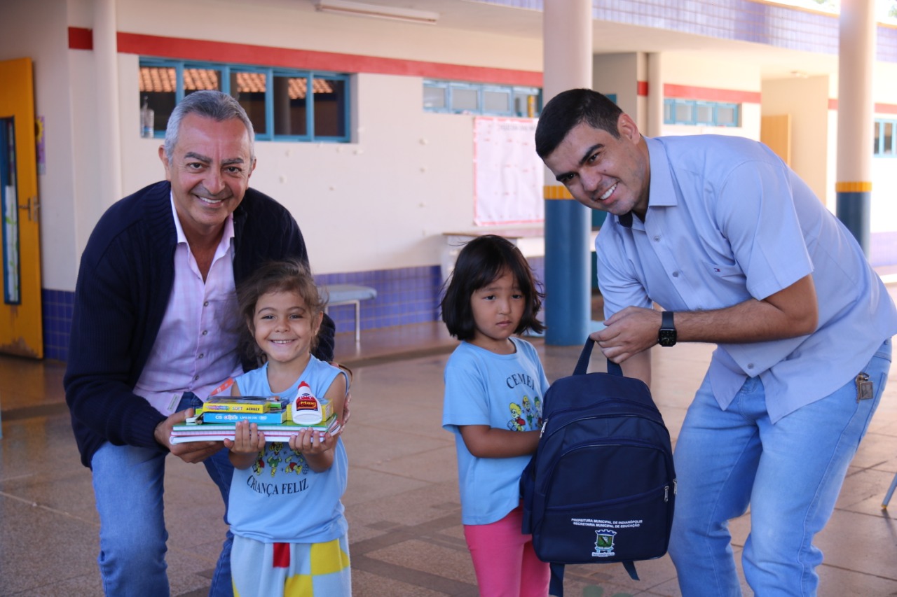Prefeitura realiza entrega de Kit Escolar para estudantes e professores