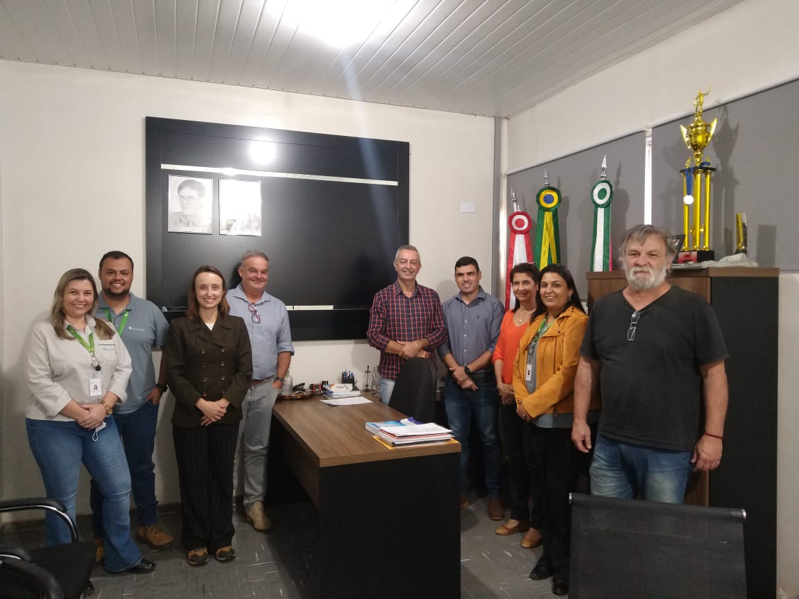 Prefeito discute parcerias com equipe da LD Celulose