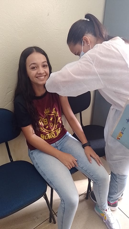 Pais e responsáveis devem verificar cartões de vacinas em suas casas