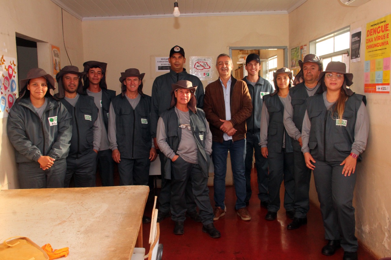 Entrega de uniforme para equipe de Endemias