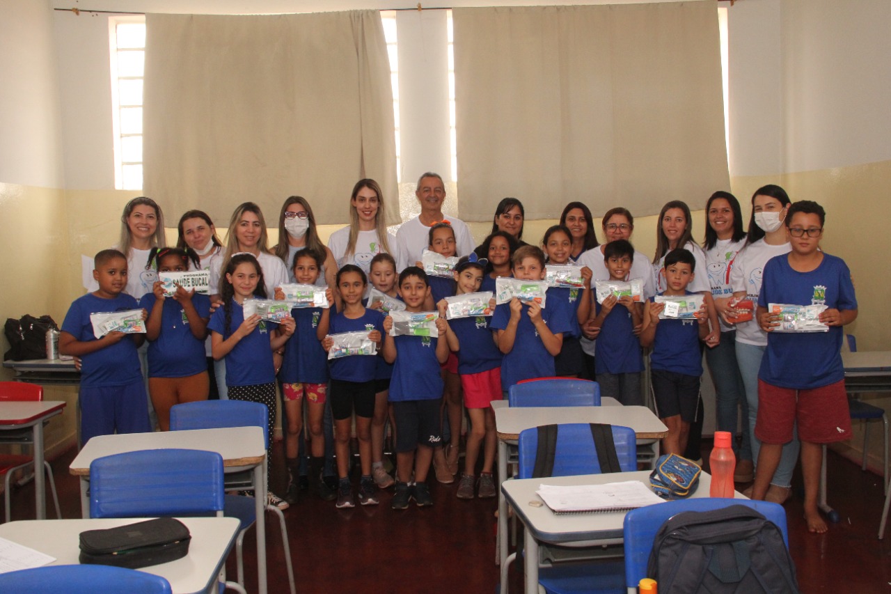 Kits Saúde Bucal estão sendo entregues nas escolas municipais em Indianópolis