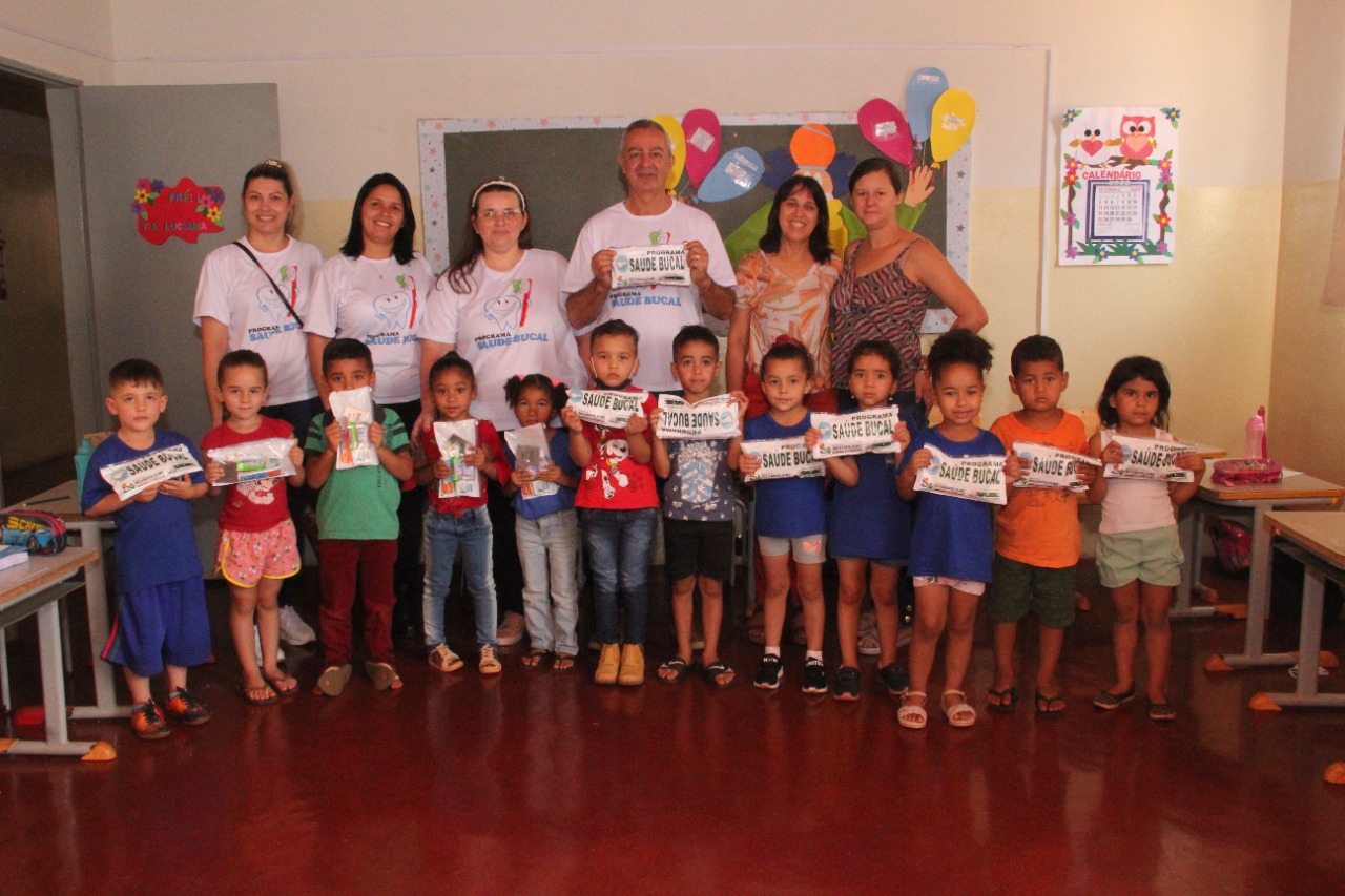 Prefeitura entrega Kits Saúde Bucal nas escolas de Indianópolis na cidade e zona rural   