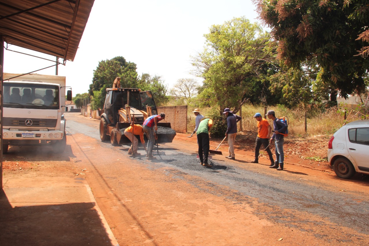 Prefeito acompanha avanço de obras e operação tapa buracos em Indianópolis