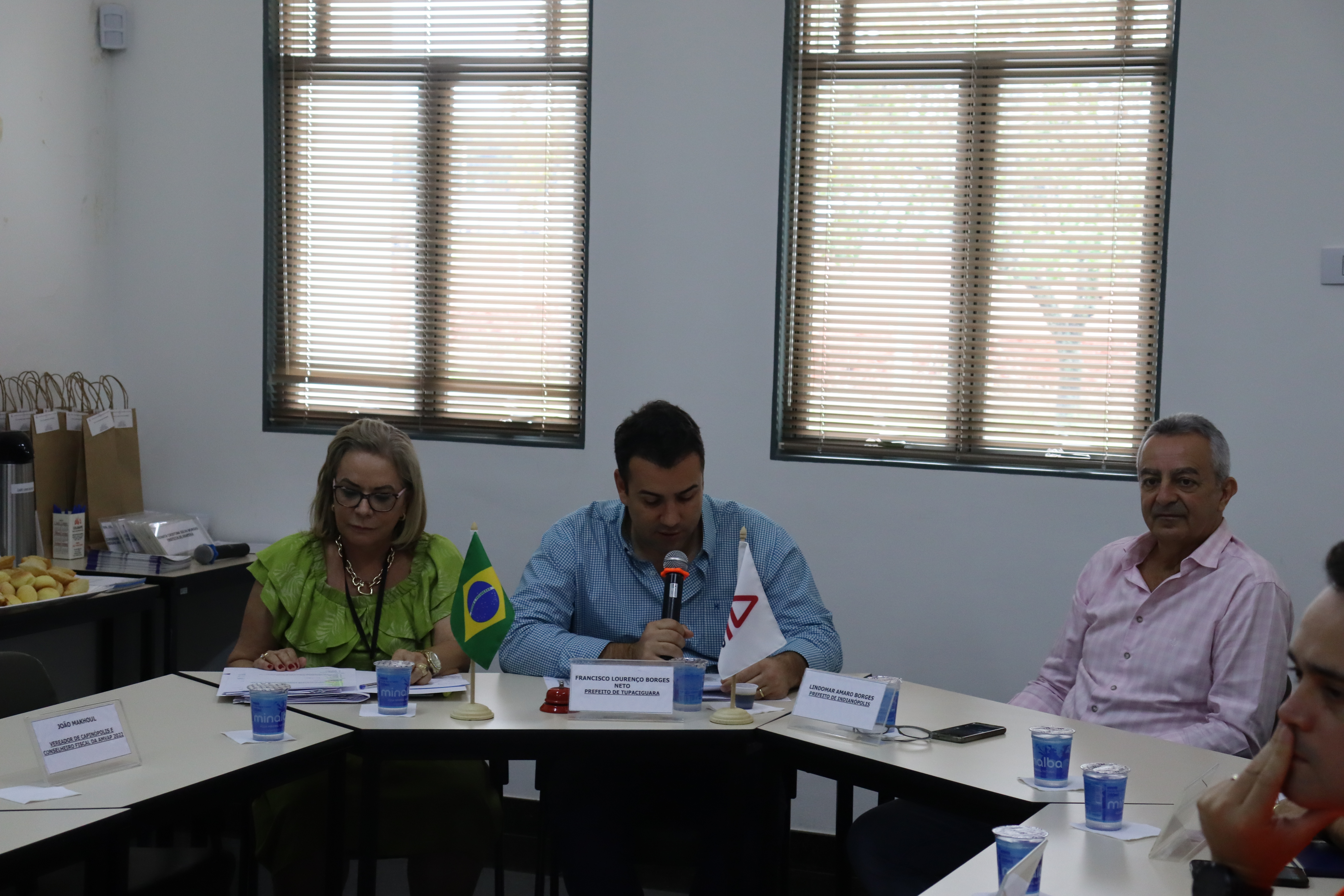 PREFEITOS EM REUNIÃO NA AMVAP