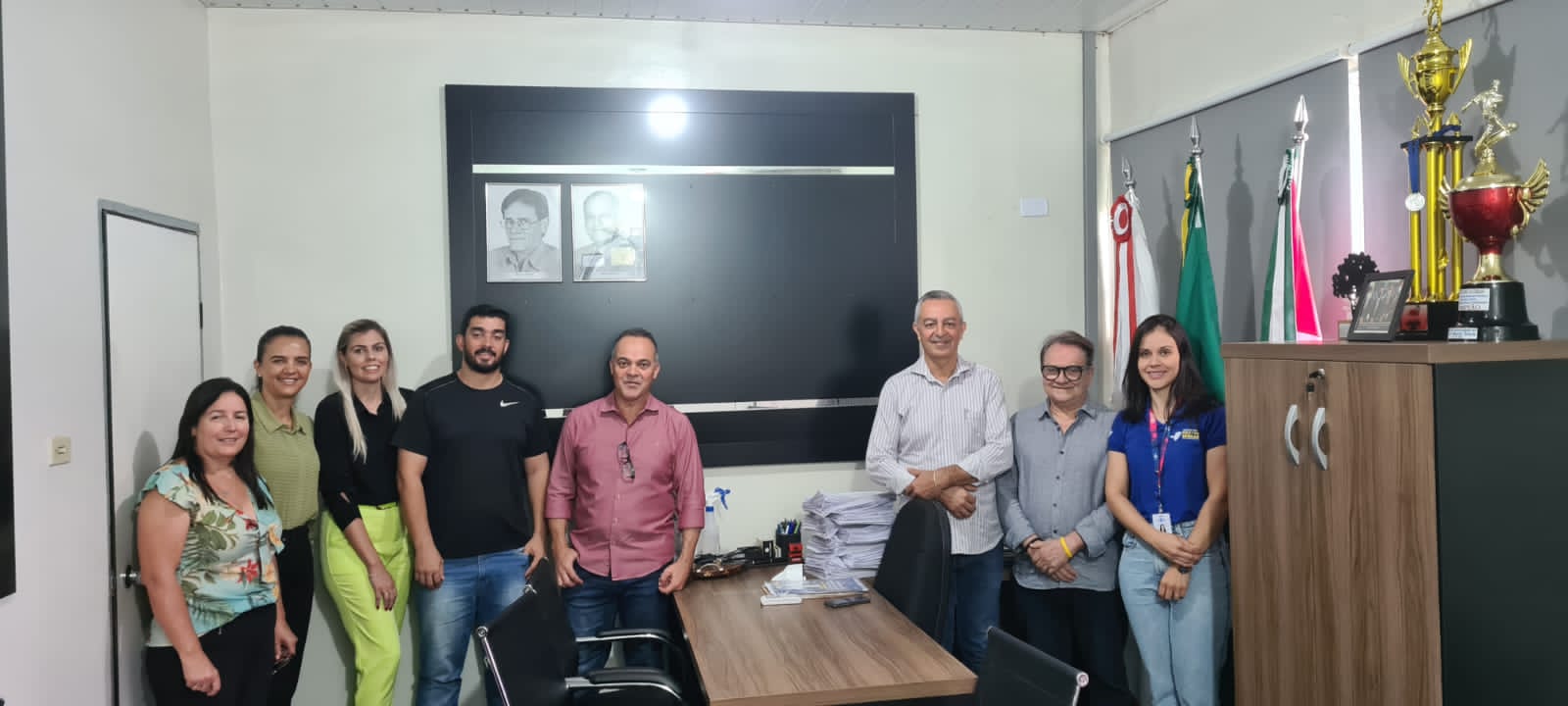PREFEITO SE REÚNE COM EQUIPE DO SEBRAE
