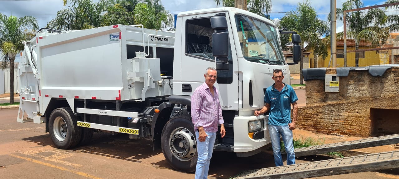 INDIANÓPOLIS RECEBE NOVO CAMINHÃO COMPACTADOR