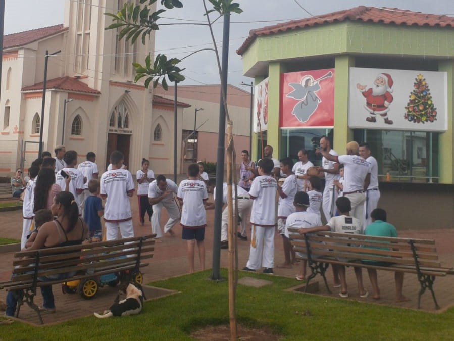 PREFEITURA ENTREGA CAMISETAS PARA ALUNOS DA CAPOEIRA