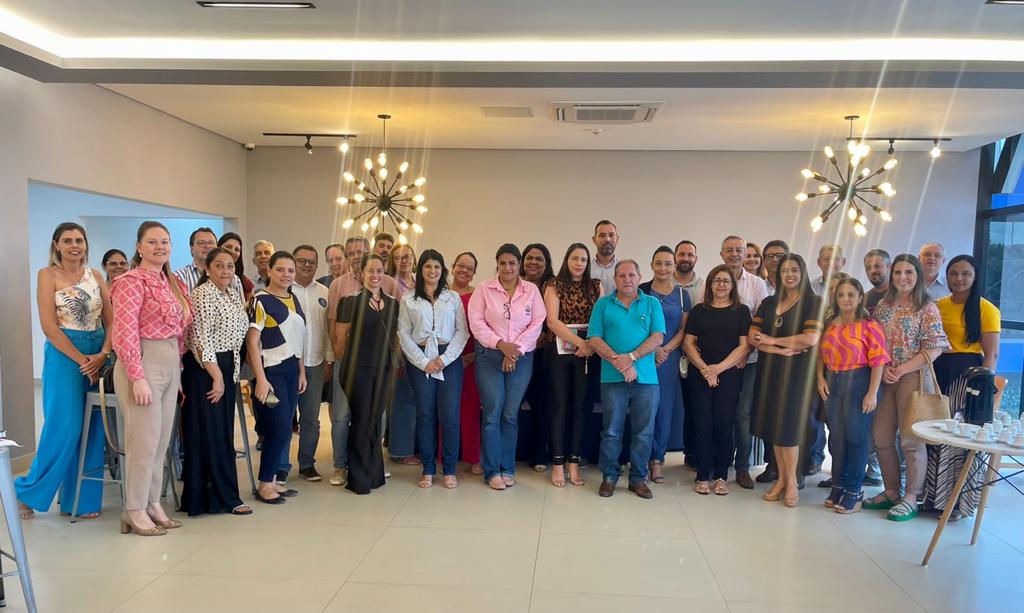 PREFEITOS PARTICIPAM DE REUNIÃO NO IMEPAC EM ARAGUARI