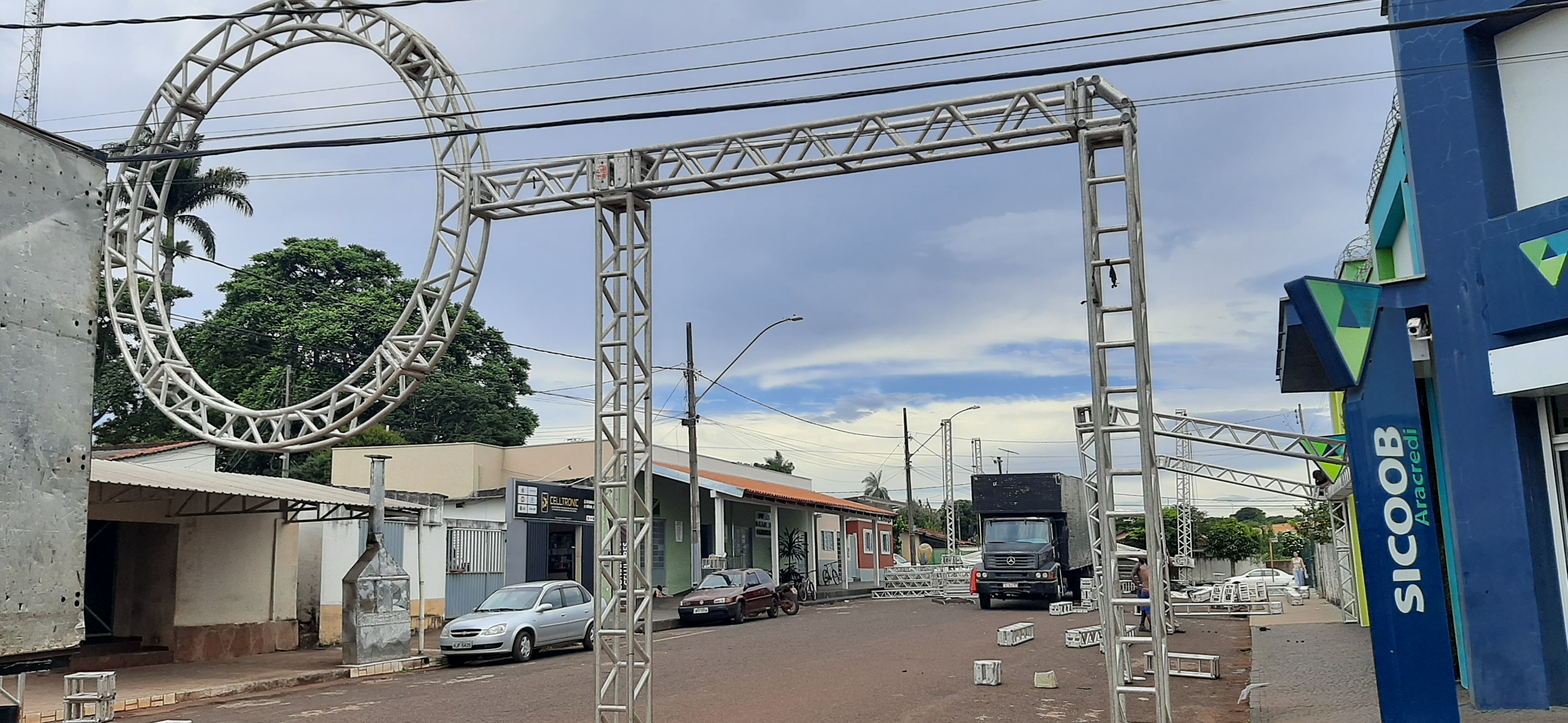 COMEÇA A MONTAGEM DA ESTRUTURA PARA O CARNAIND 2023