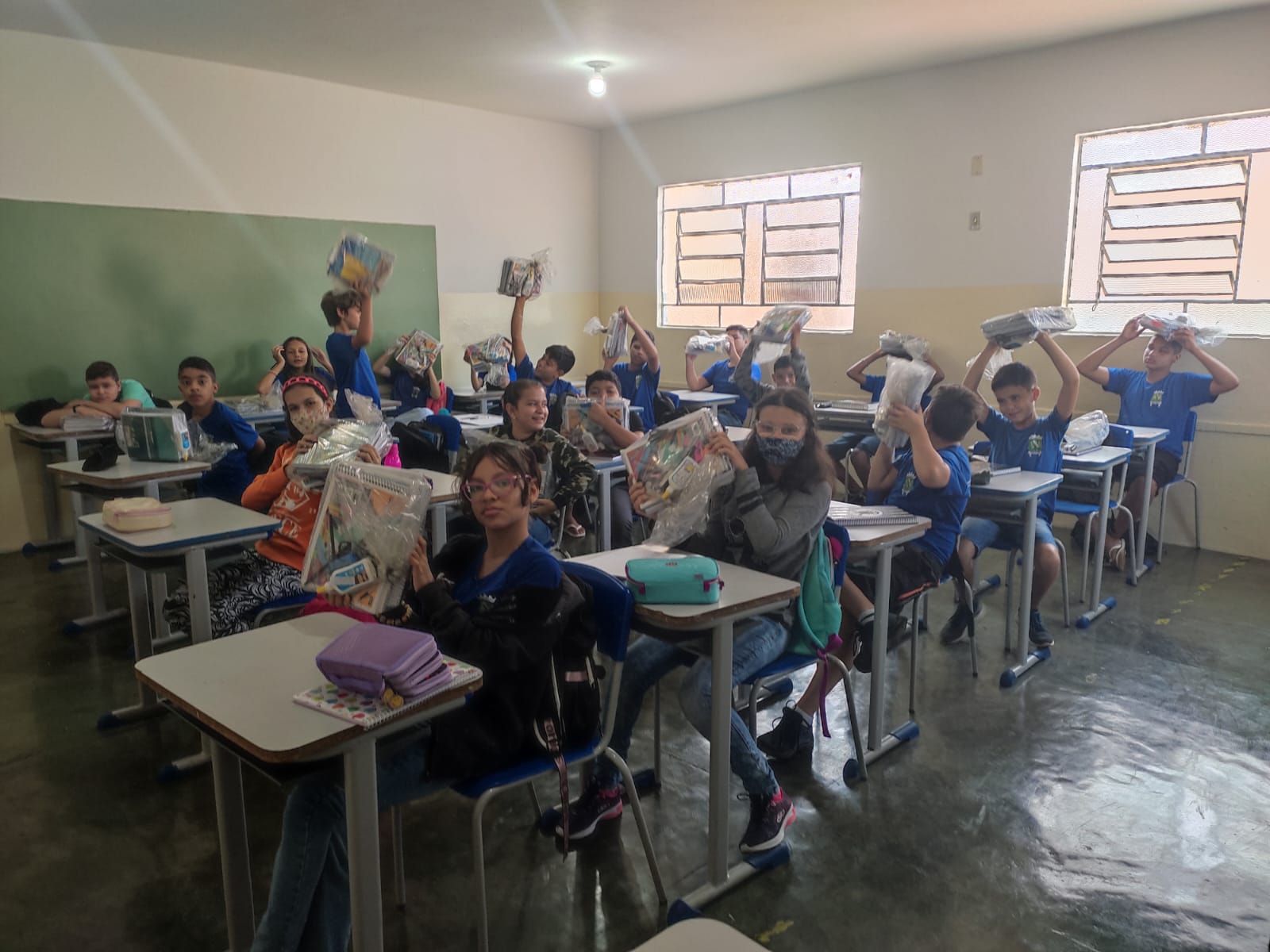 ESTUDANTES E PROFESSORES DE INDIANÓPOLIS RECEBEM MATERIAL ESCOLAR E UNIFORMES