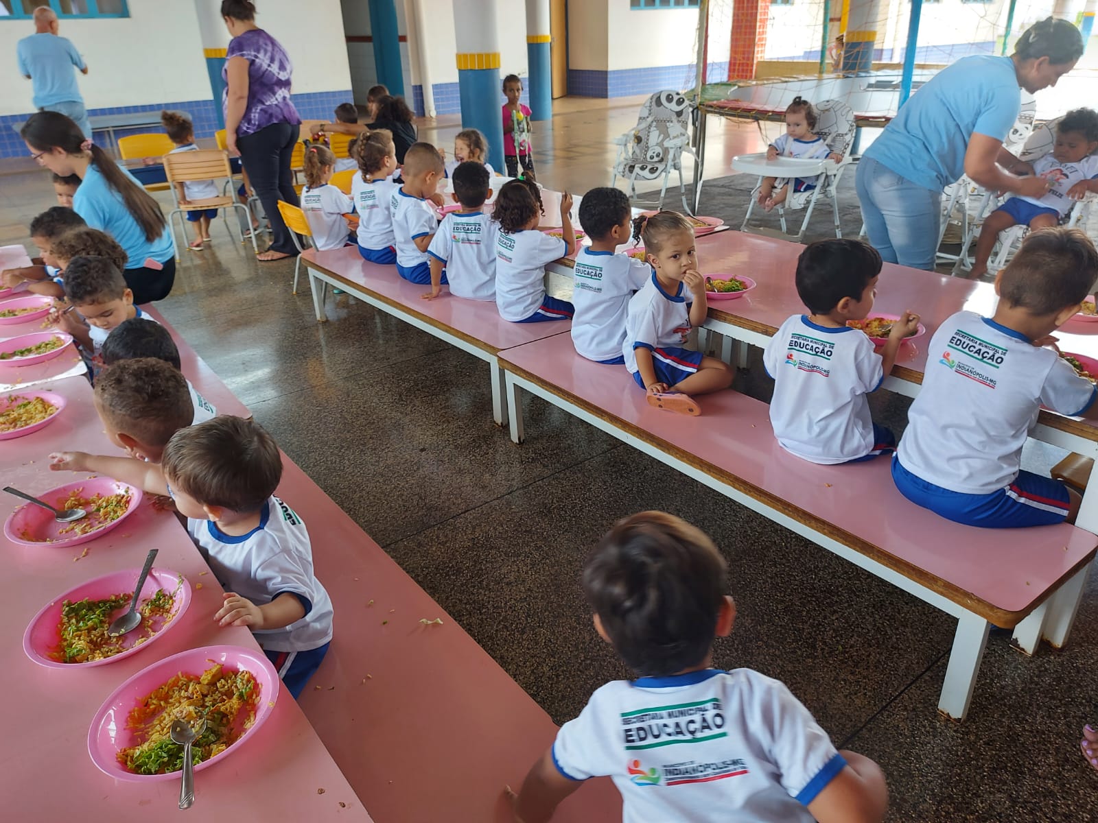 UNIFORMES PARA CRIANÇAS NO CEMEI QUE FICAM PERÍODO INTEGRAL NA ESCOLA