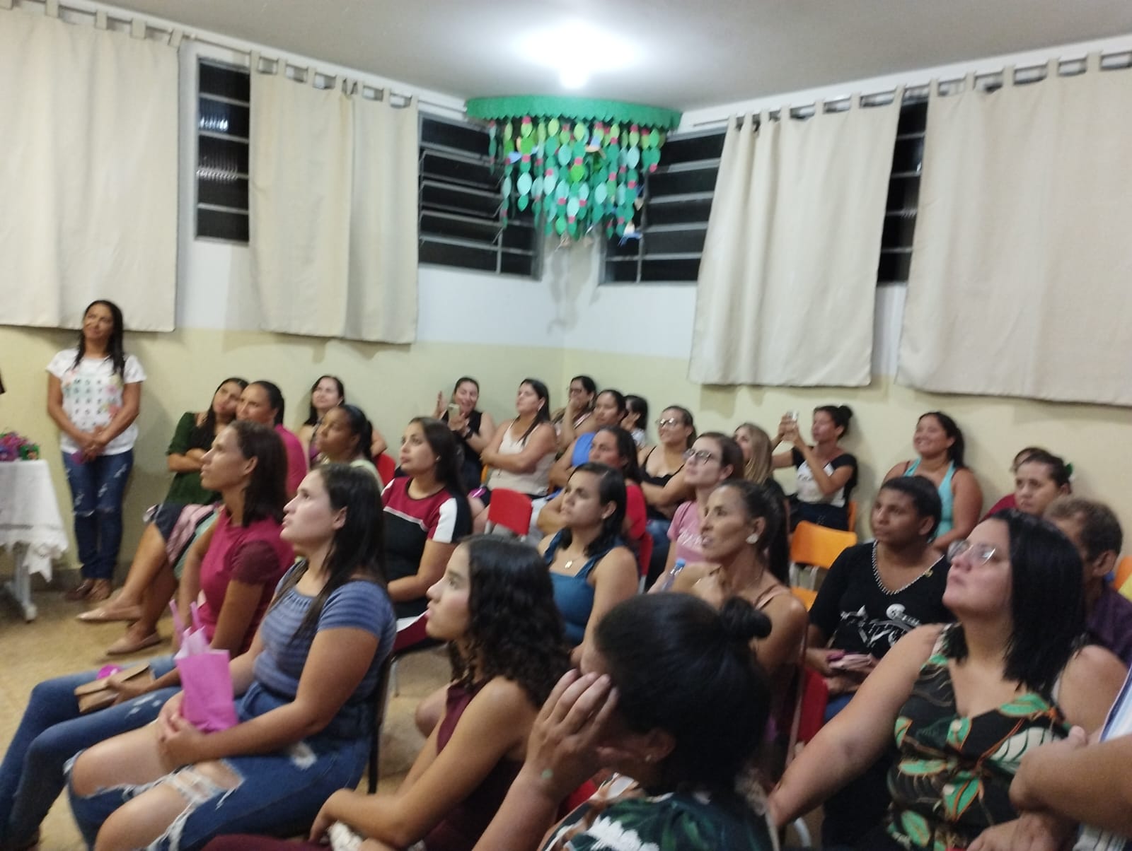 PAIS MARCAM PRESENÇA NO CENTRO DE MÚLTIPLO USO