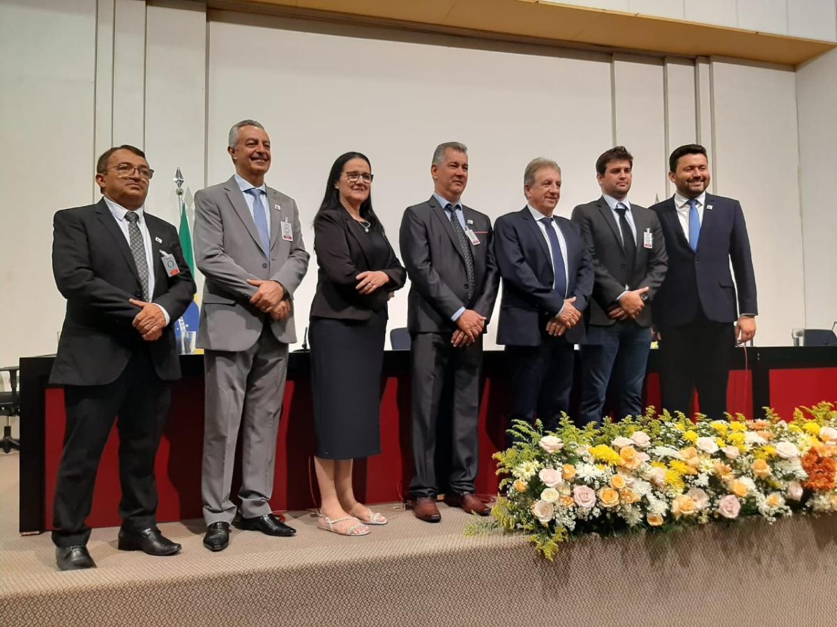 PREFEITO LINDOMAR AMARO TOMA POSSE NA AMUSUH EM BRASÍLIA