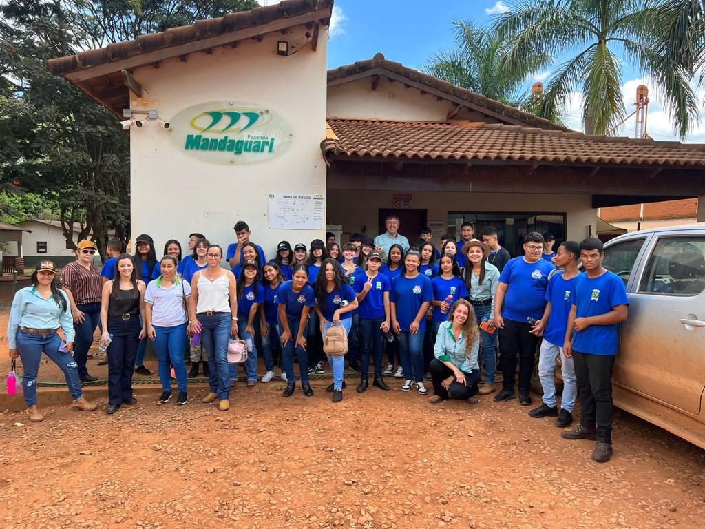 ALUNOS CONHECEM ETAPAS DO CULTIVO DE CEBOLA E ALHO EM INDIANÓPOLIS
