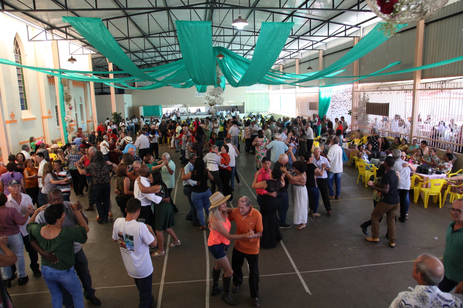 CARAVANAS DA REGIÃO PARTICIPARAM DO ENCONTRO DA MELHOR IDADE EM INDIANÓPOLIS