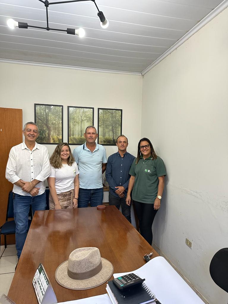 PREFEITO SE REÚNE COM MEMBROS DO SINDICATO RURAL