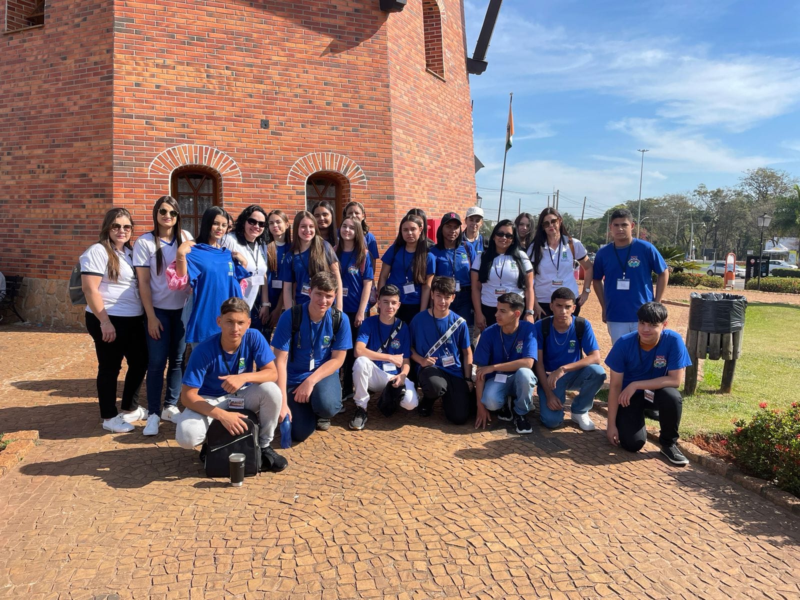 ESTUDANTES DE INDIANÓPOLIS VISITARAM FEIRA DE FLORES EM HOLAMBRA