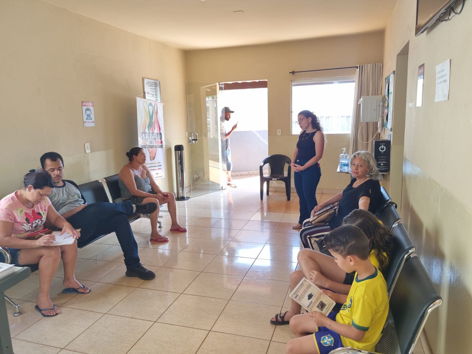 SALA DE ESPERA COM ORIENTAÇÕES NA SAÚDE EM INDIANÓPOLIS