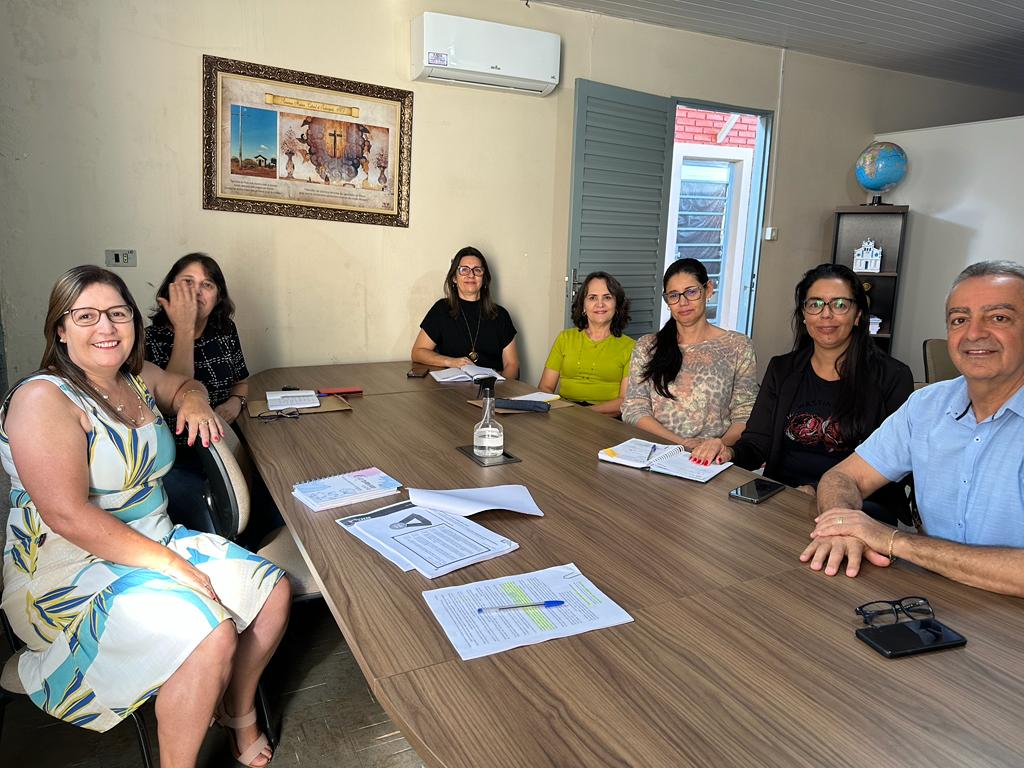 REUNIÃO DISCUTE MUDANÇAS NA LEGISLAÇÃO EM ATENDIMENTO AO FNDE