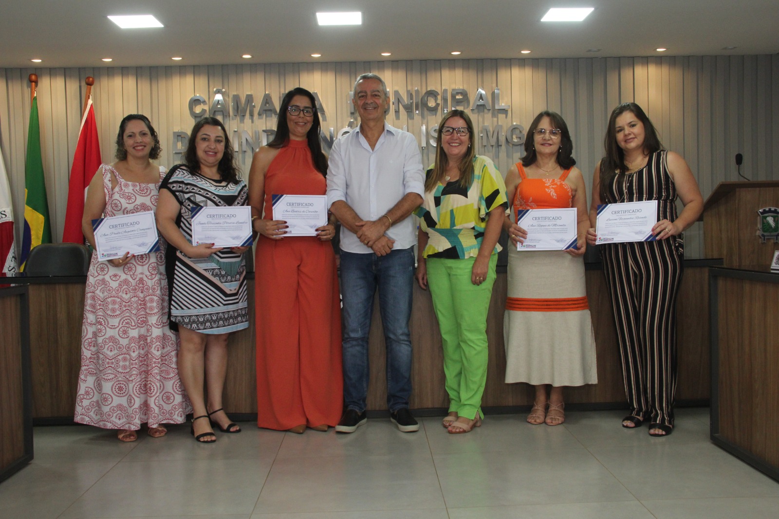PREFEITO ENTREGA CERTIFICADO A DIRETORAS ESCOLARES EM INDIANÓPOLIS