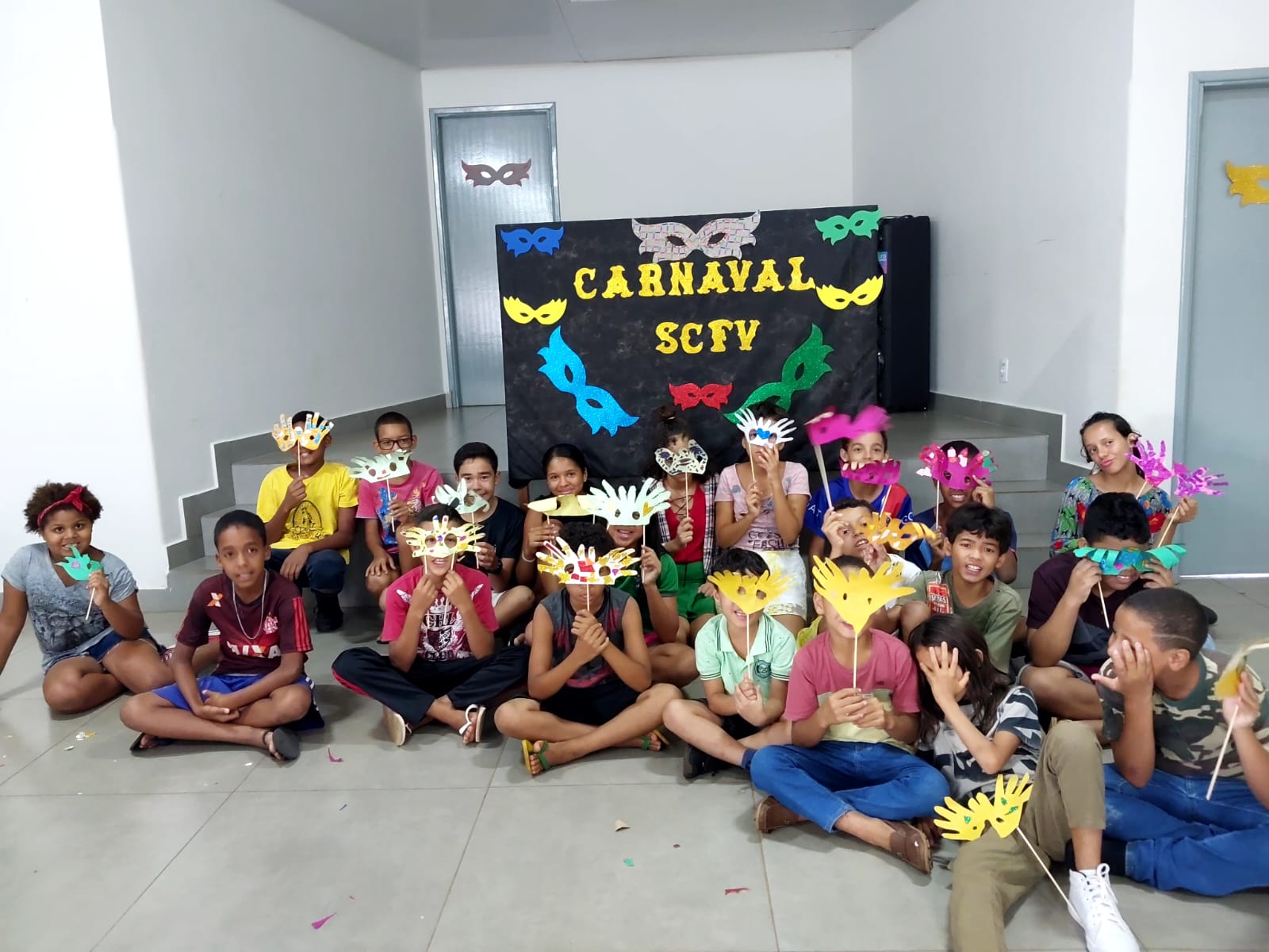 ATIVIDADE COM CRIANÇAS NA PRODUÇÃO DE MÁSCARAS CARNAVALESCAS