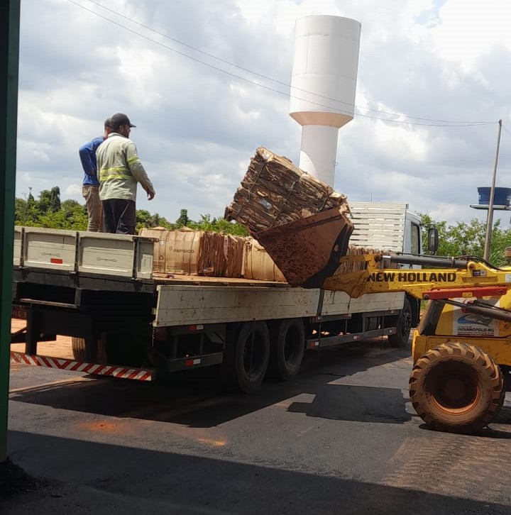 NOVA CARGA DE MATERIAL RECICLÁVEL RETIRADA DE INDIANÓPOLIS