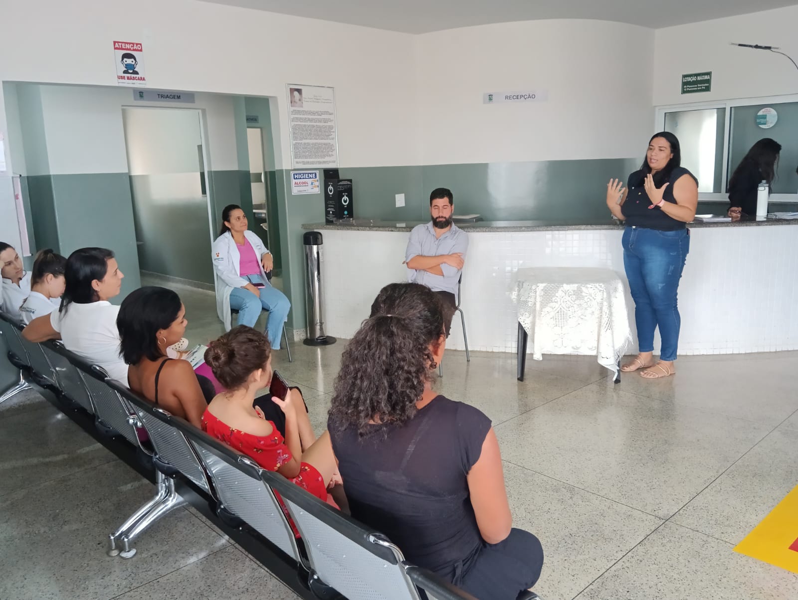 GRUPO DE GESTANTES EM REUNIÃO