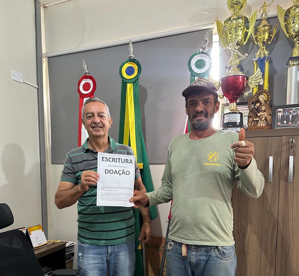 FAMÍLIAS RECEBEM ESCRITURA DA CASA PRÓPRIA