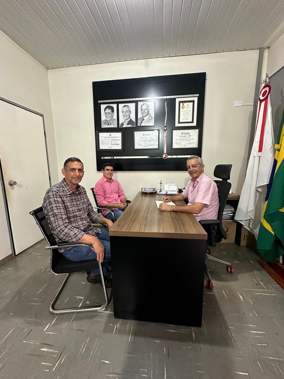 PREFEITOS DISCUTEM TRANSIÇÃO EM INDIANÓPOLIS
