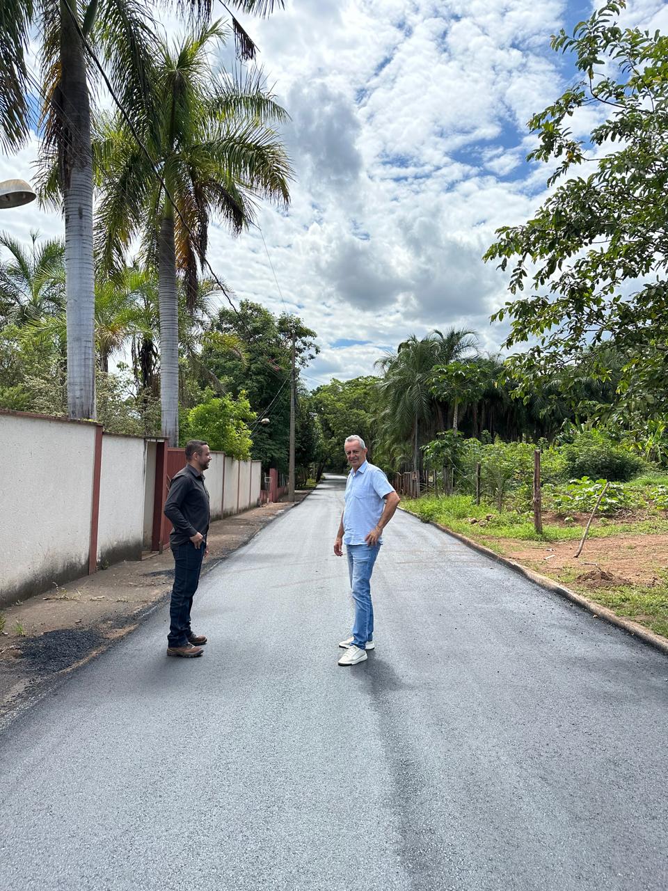 NOVAS RUAS RECEBEM ASFALTO NO LOTEAMENTO BEIRA LAGO