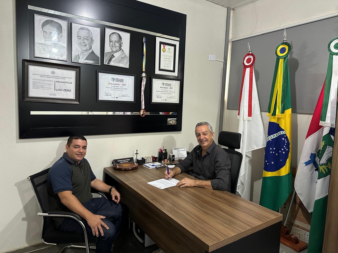 PREFEITO ASSINA ORDENS DE SERVIÇOS DE MAIS DE R$3 MILHÕES PARA ASFALTAMENTO