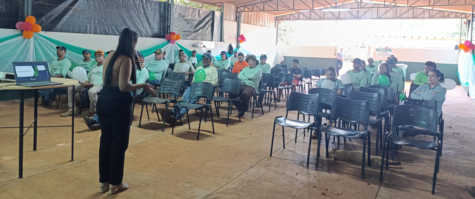 Psicóloga ministra palestra sobre saúde mental durante SIPAT na Fazenda Mandaguari
