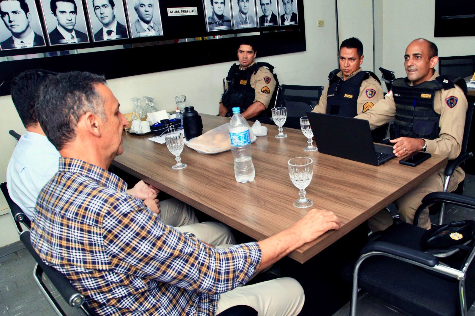Prefeitura de Indianópolis recebe visita de representantes da Polícia Militar