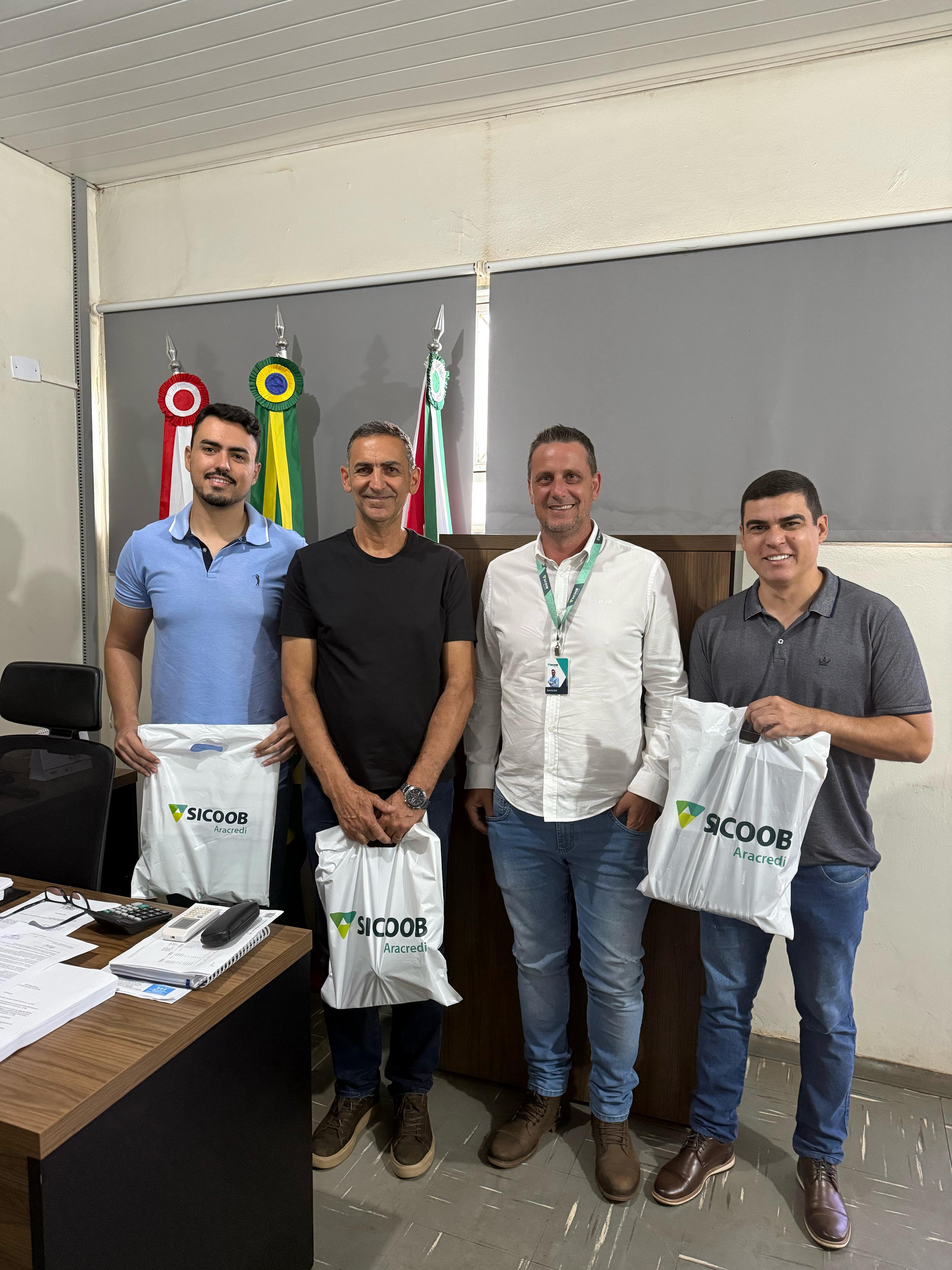 Prefeito de Indianópolis recebe visita do Gerente do Sicoob Aracredi para fortalecimento de parcerias