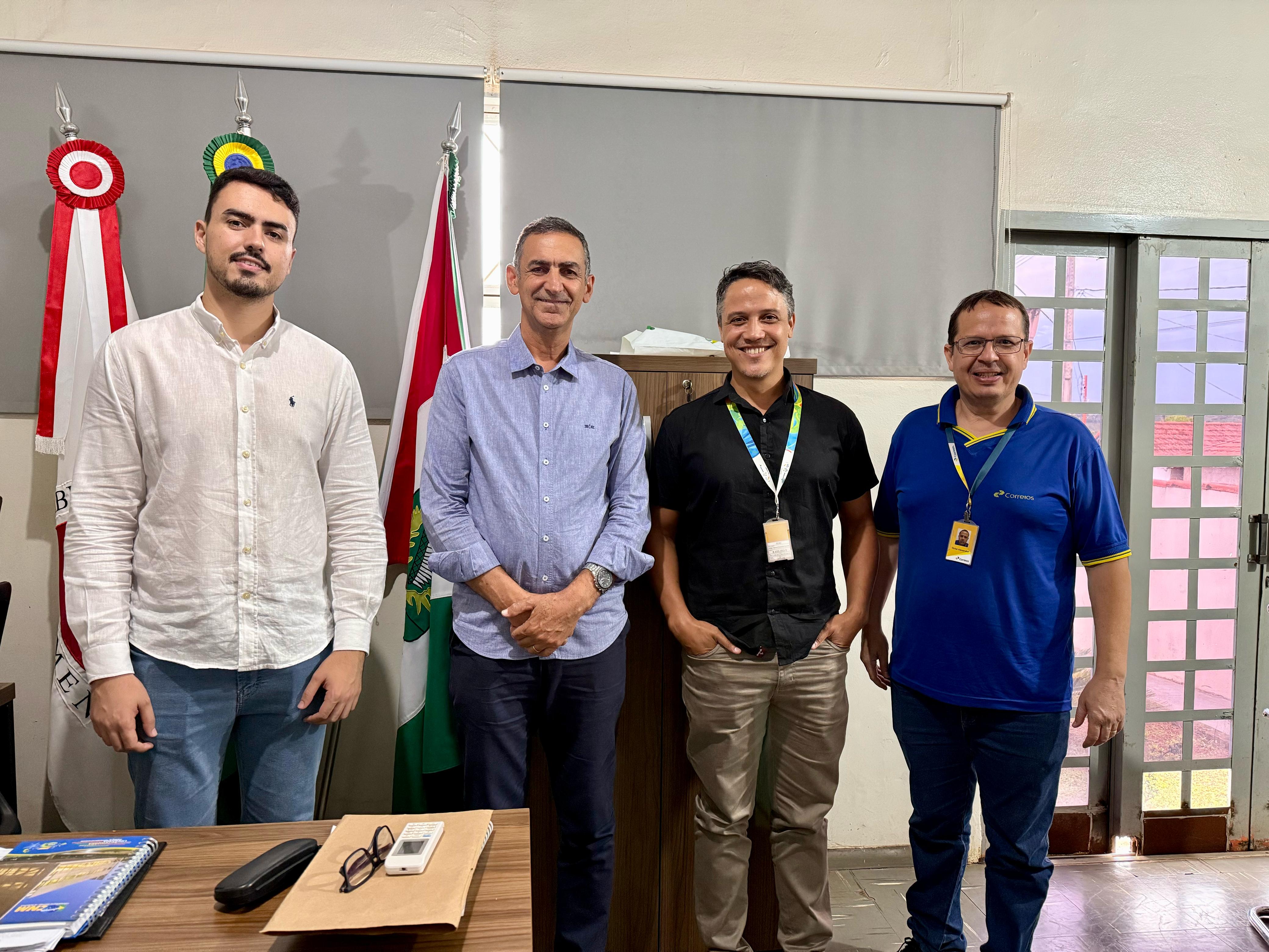Prefeitura de Indianópolis e Correios discutem parceria para aprimorar serviços à população