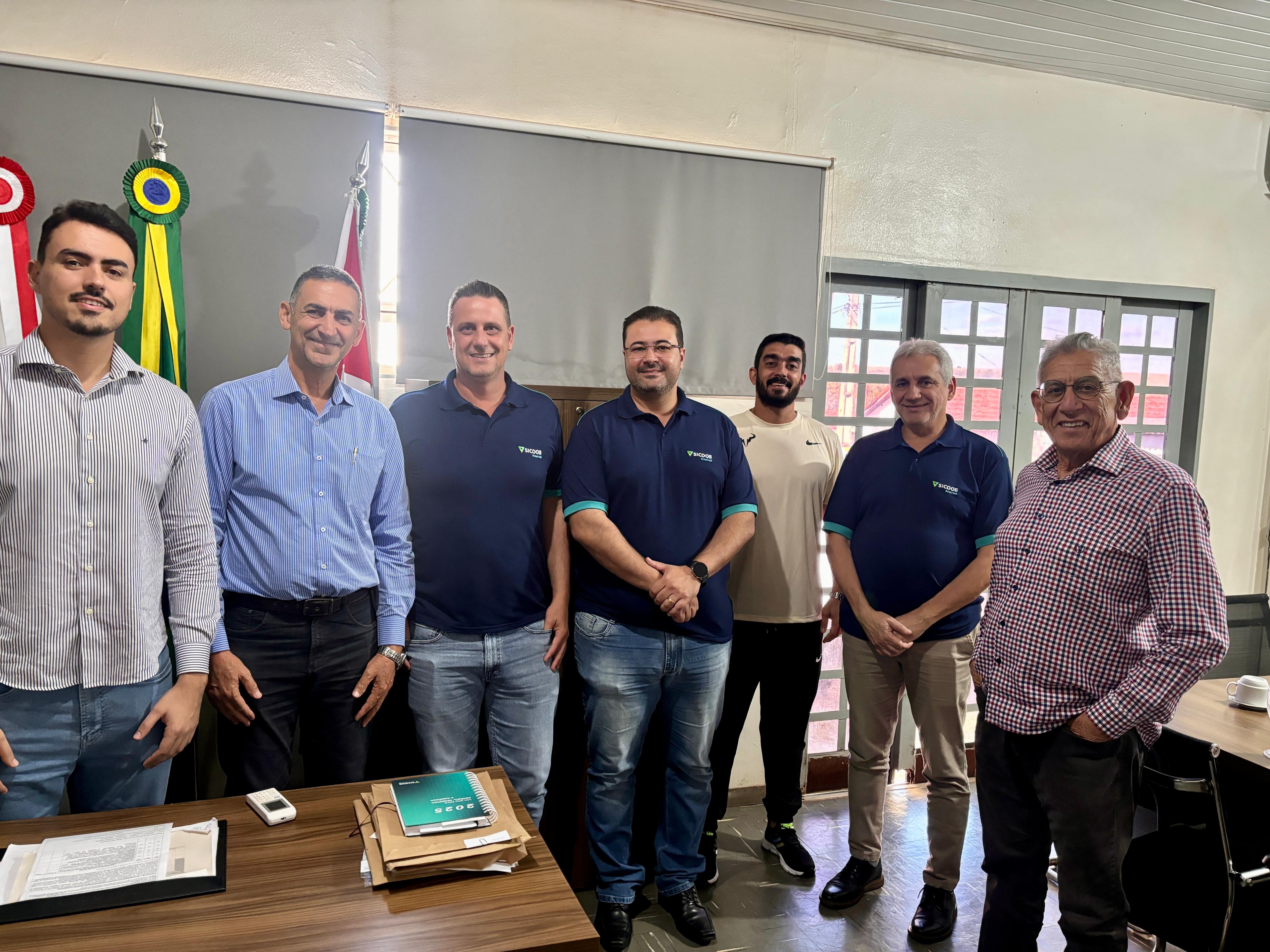 Prefeitura de Indianópolis recebe representantes do Sicoob Aracredi para tratar de possíveis parcerias institucionais