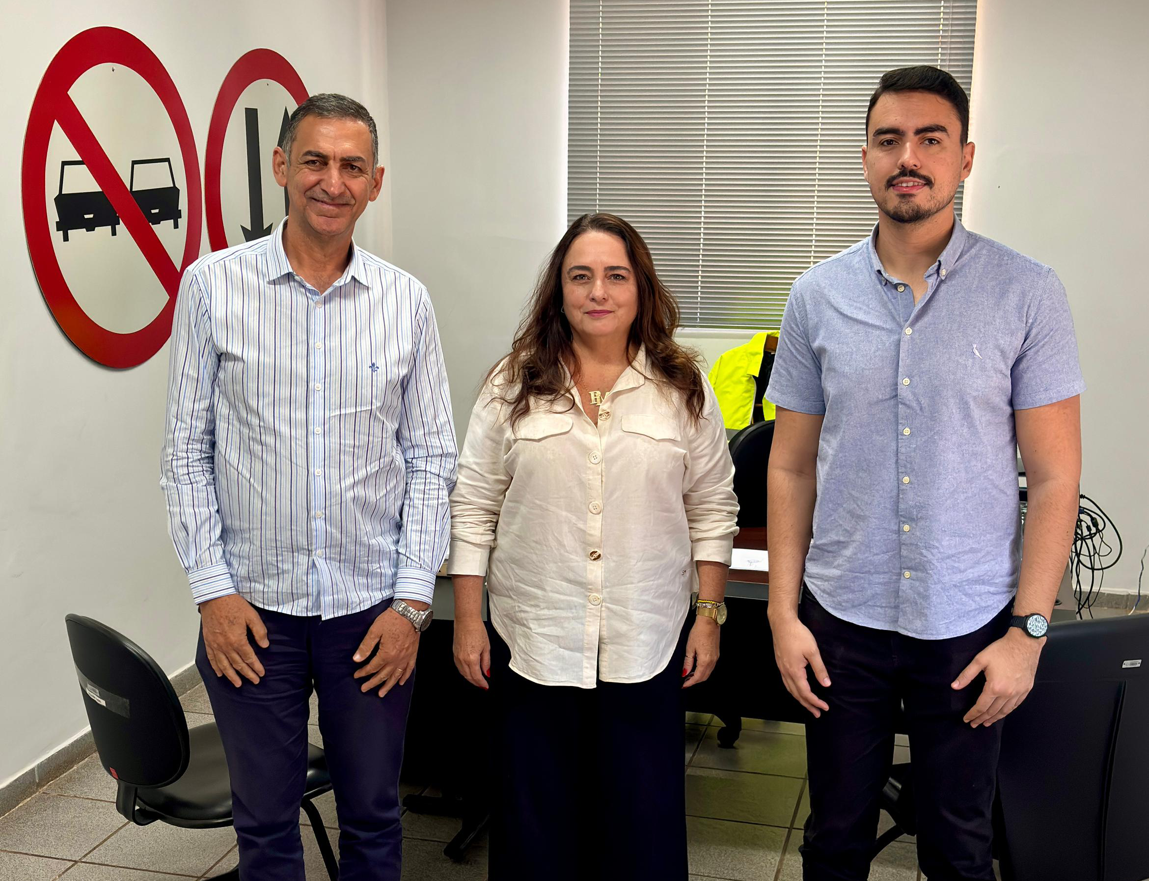 Prefeito Selmo e secretário de Governo apresentam demandas sobre malha rodoviária em reunião com o DER-MG