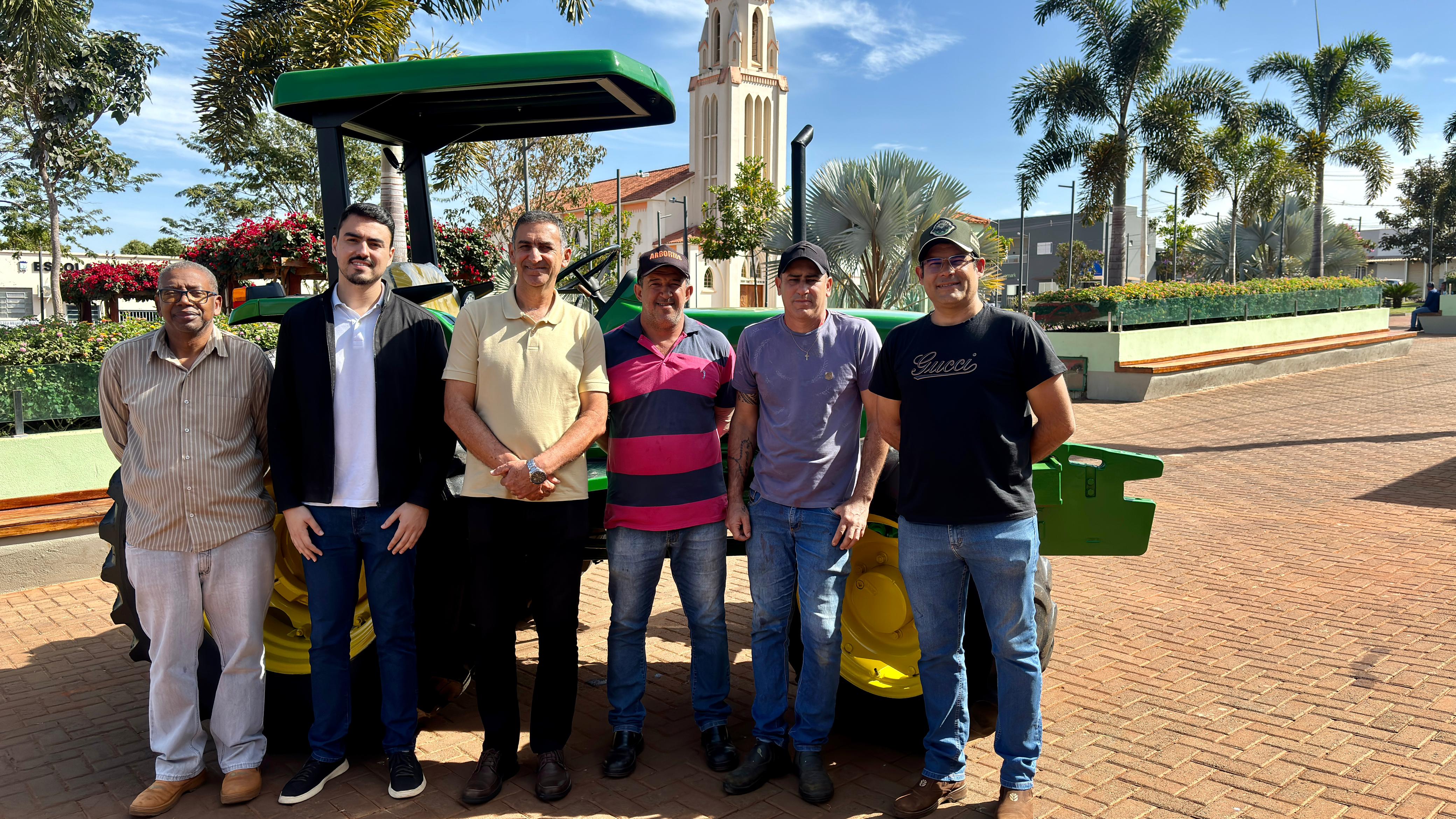 Trator é totalmente reformado e volta a atender os produtores rurais de Indianópolis