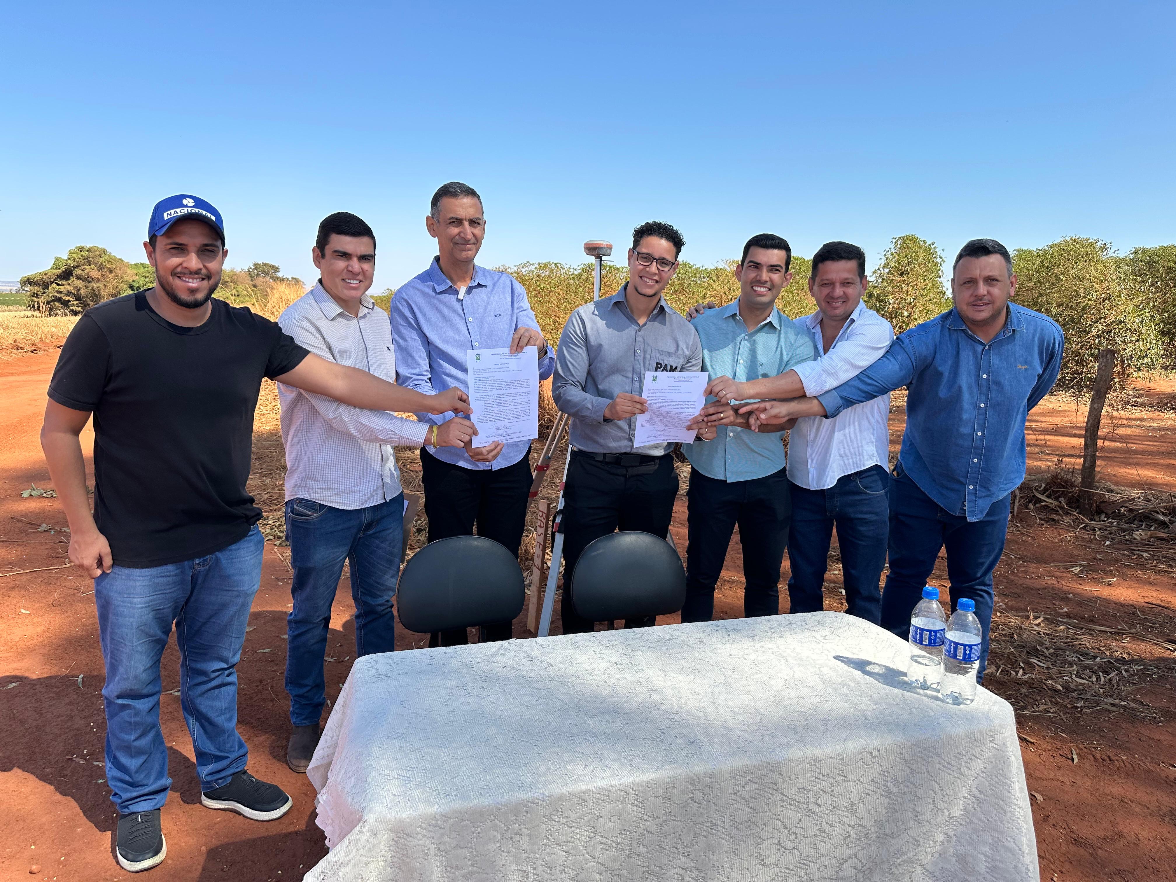 Prefeitura de Indianópolis dá ordem de serviço para pavimentação de trecho da Estrada Rural Manoel Pereira Borges (Manoel Rochinha)
