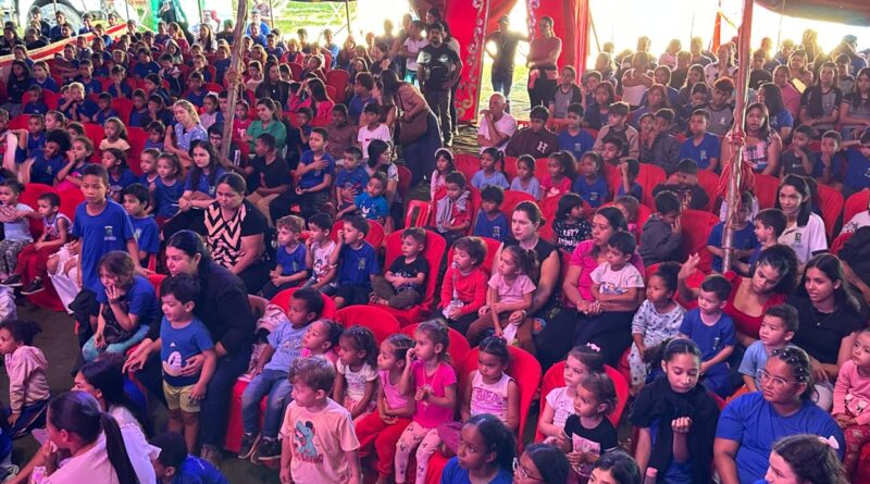 Estudantes da rede municipal participam de atividade cultural em Indianópolis