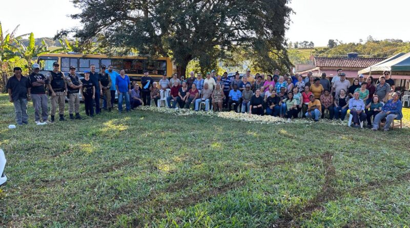 Prefeitura de Indianópolis realiza pamonhada com participantes do Grupo da Melhor Idade