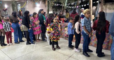 Crianças do Centro de Múltiplo Uso celebram a tradição junina com festa especial