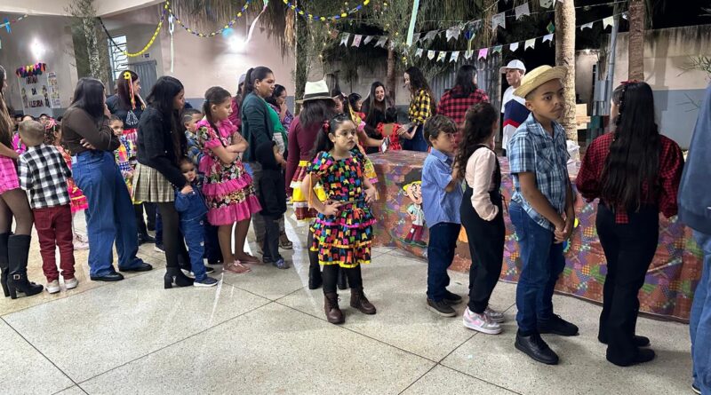 Crianças do Centro de Múltiplo Uso celebram a tradição junina com festa especial