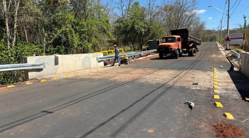Obras na Ponte Ariovaldo Batista de Almeida e no acesso à balsa seguem avançando