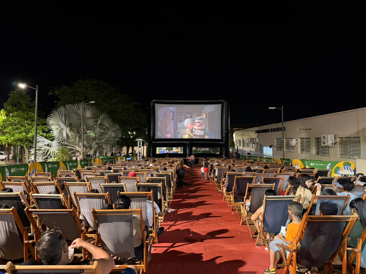 Cinema na Praça reúne famílias em noite de lazer e cultura em Indianópolis